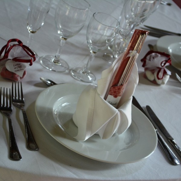 Assiettes plates rondes en porcelaine blanche avec filets dorés à la  location dans le Var pour repas de réception de mariage CONDITIONNEES PAR  35 Location de matériel de réception Var - Atout Reception